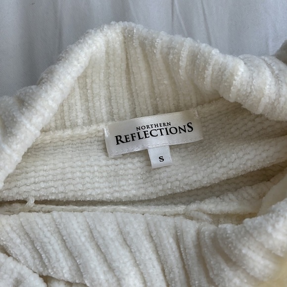 Soft white wide turtle neck - Picture 2 of 2